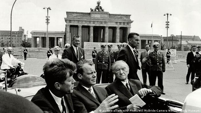 US President Kennedy, Willy Brandt and Konrad Adenauer in front of the Brandenburg Gate in 1963. Copyright:AP Photo/Will McBride-Camera Work, Kennedy Museum, File.