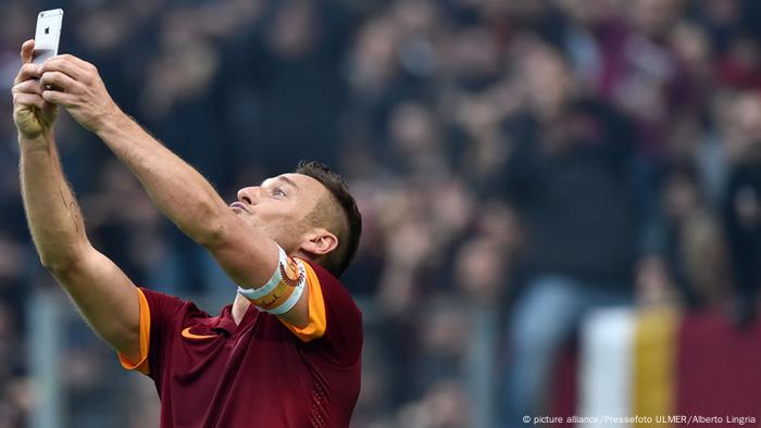 As Roma Legend Francesco Totti Takes Up Director Role Sports German Football And Major International Sports News Dw 17 07 2017