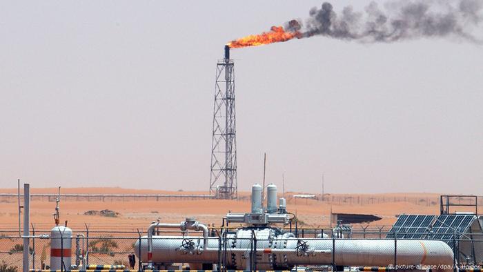 Saudi-Arabien Ölfeld (picture-alliance/dpa/A. Haider)