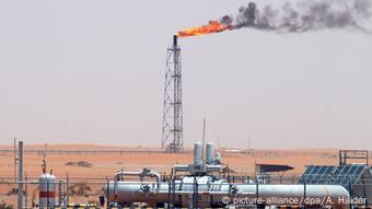 كيف يمكن للسعودية متابعة جهودها التنمية رغم تراجع أسعار النفط وزيادة نفقات التسلح؟