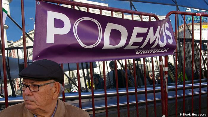 Растяжка с надписью Подемос на заборе