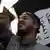 Ein IS-Anhänger mit einer IS-Flagge in Bengasi (Foto: AP)
