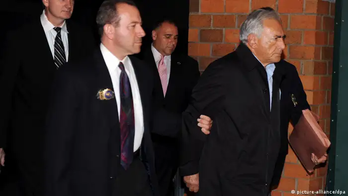 Dominique Strauss-Kahn wird von der New Yorker Polizei abgeführt (Foto: DPA)