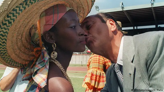 Jacques Chirac küsst eine Frau (Foto: AFP)