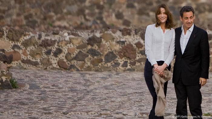 Sarkozy mit Carla Bruni (Foto: AFP)