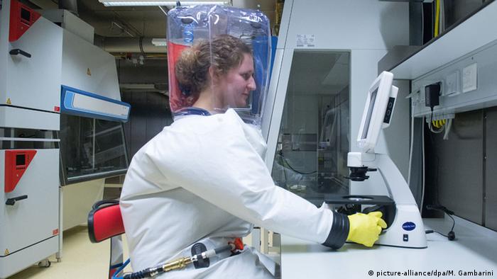 Eine Laborantin in einem Schutzanzug präsentiert den Laborneubau eines S4-Hochsicherheitslabors am Robert Koch-Institut in Berlin am 03.02.2015