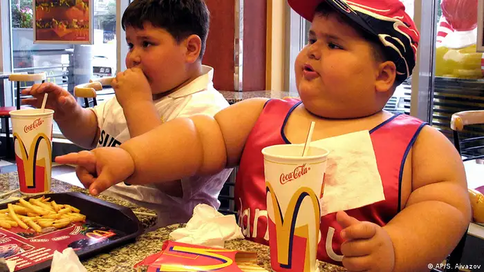 Georgien Dicke Kinder bei McDonald's Schnellrestaurant Übergewicht (AP/S. Aivazov)