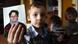 Ein Sohn der russischen Aktivistin Swetlana Dawydowa hält ein Foto seiner Mutter hoch (Foto: Reuters) Ein Sohn der russischen Aktivistin Swetlana Dawydowa hält ein Foto seiner Mutter hoch (Foto: Reuters)