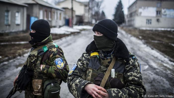 Zwei Kämpfer in der Ostukraine (Foto: AFP)