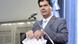 Argentinischer Politiker Jorge Capitanich zerreißt Tageszeitung Clarin. (Foto: dpa/EPA/TELAM) Argentinischer Politiker Jorge Capitanich zerreißt Tageszeitung Clarin. (Foto: dpa/EPA/TELAM)