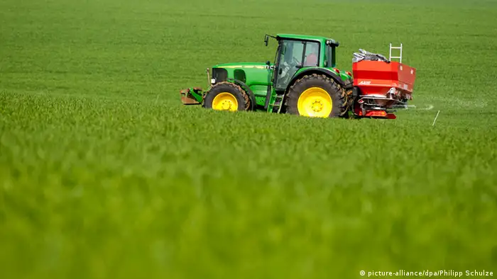 Traktor auf einem Feld in Niedersachsen