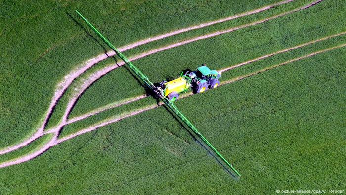 Traktor auf einem Feld in Niedersachsen (Foto: dpa)