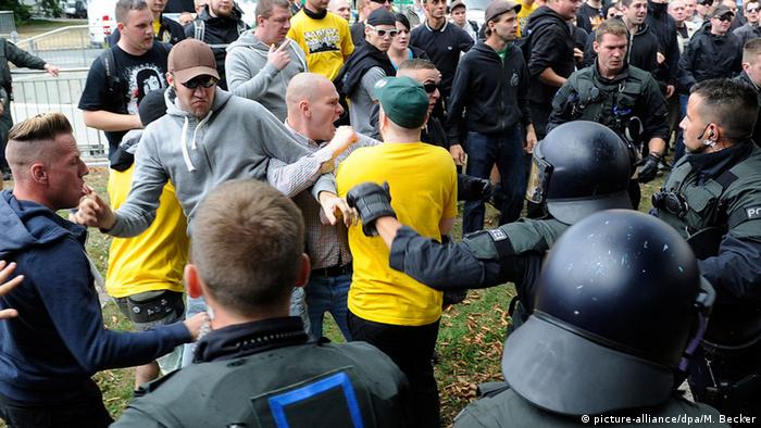 Archiv: Rechtsextremisten greifen Polizisten an (Foto: Marius Becker/dpa)
