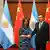 Cristina Fernández de Kirchner en China con el primer ministro Li Keqiang.