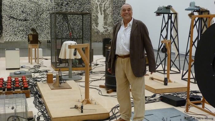 Uecker inmitten seiner Installation Terrororchester (Bildergalerie)