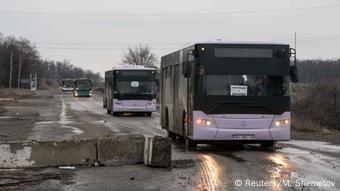 Busse für Flüchtlinge aus Debalzewe (Foto: Reuters)