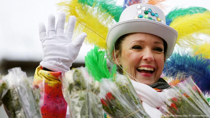 Kölner Comedy Queen Carolin Kebekus auf einem Karnevalswagen.