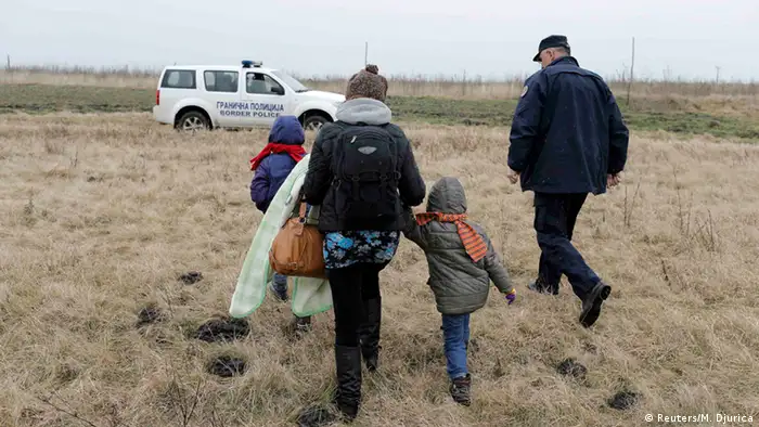 Serbische Polizei nimmt illegale Auswanderer aus Kosovo an der Grenze zu Ungarn fest