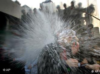 Hongkonger Polizei geht mit Pfefferwasser gegen Demonstranten vor