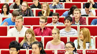 Deutschland Universität Leipzig Studenten im Hörsaal Vorlesung