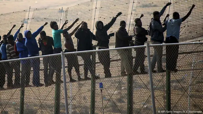 Spanien Enklave Melilla Flüchtlinge am Zaun (AFP/Getty Images/B.d. Avellaneda)