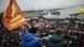 Demonstranten mit Plakaten; im Hintergrund der Bosporus (Foto: Getty) Demonstranten mit Plakaten; im Hintergrund der Bosporus (Foto: Getty)