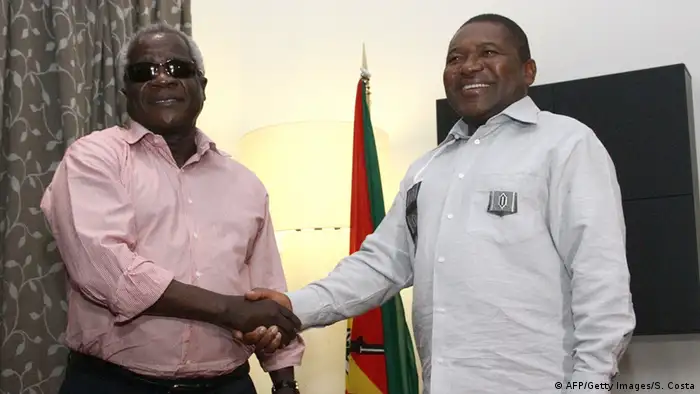 Afonso Dhlakama, líder da RENAMO, e Filipe Nyusi, Presidente de Moçambique