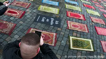 Gebetsteppiche gegen Pegida in Dresden