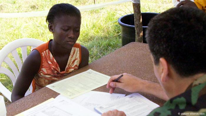 Diese ehemalige Kindersoldatin aus Liberia übergibt ihre Waffe den UN-Friedenstruppen. Sie wird registriert, identifiziert und kommt in ein Auffanglager für ehemalige Kindersoldaten. (Foto: picture-alliance/dpa) 