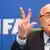 FIFA-Präsident Joseph Blatter hält bei einer Pressekonferenz drei Finger in die Höhe (Foto: EPA/ENNIO LEANZA dpa Bildfunk)
