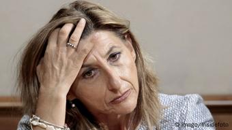 Die Bürgermeisterin der italienischen Mittelmeerinsel Lampedusa, Giusi Nicolini , sieht verzweifelt aus und hält ihren Kopf in der Hand gestützt. (Foto: imago/Insidefoto)