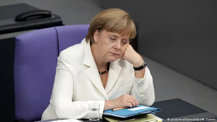 Angela Merkel beim Nickerchen im Bundestag