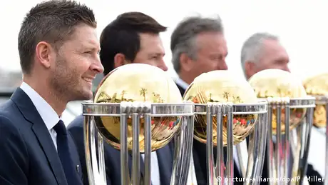 Cricket Weltmeisterschaft Siegerpokal mit australischen Spielern