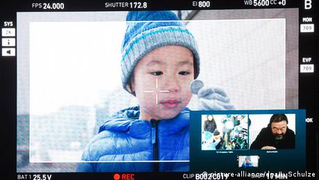Bildschirme mit den Konferfeis von Ai Weiwei und seinem Sohn Ai Lao (Lukas Schulze/dpa)