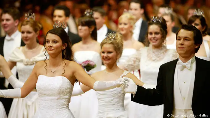 Die Debütantinnen stehen nebeneinander mit ihren weißen Kleidern. An ihrer Hand halten sie ihren Tanzpartner. (Foto:Getty Images/Sean Gallup)