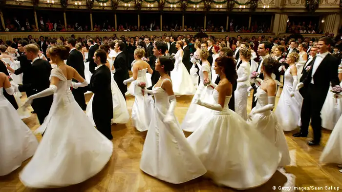 Die Wiener Debütantinnen und ihre Tanzpartner schweben mit ihren weiten langen weißen Kleiden über das Parkett. (Foto:Getty Images/Sean Gallup)