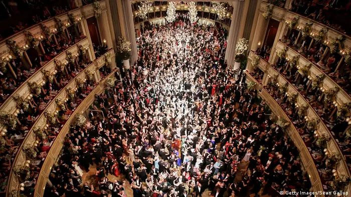 Ein imposanter Blick aus der Kuppel der Staatsoper auf die Tanzfläche. Sie ist in der Mitte des Bildes zu sehen. Auf ihr tummeln sich viele tanzenden Gäste. Am Bildrand sind die vielen Logen der einzelnen Ränge zu sehen. (Foto:Getty Images/Sean Gallup)