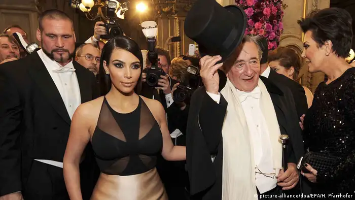 US-Popstar Kim Kardashian besucht in einem aufreizenden Kleid den Wiener Opernball neben ihr ihr der Bauunternehmer Richard Lugner im Frack und seine Freundin im weißen Abendkleid zu sehen. (Foto: picture-alliance/dpa/EPA/H. Pfarrhofer)