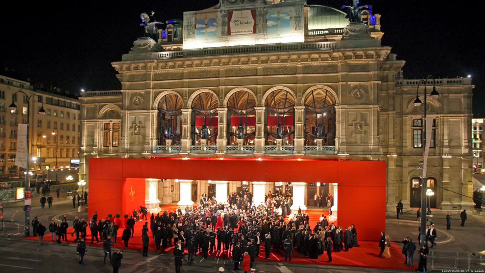 Celebrities descend on Vienna for glitzy Opera Ball – DW – 02/23/2017