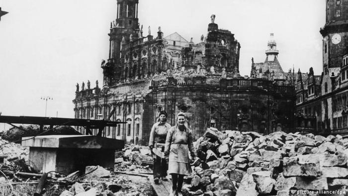 Mujeres retirando los escombros en Dresde tras los bombardeos.