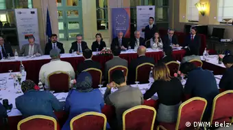 On par with each other: journalists and diplomats at the Tunis dialogue (photo: Martin Belz).