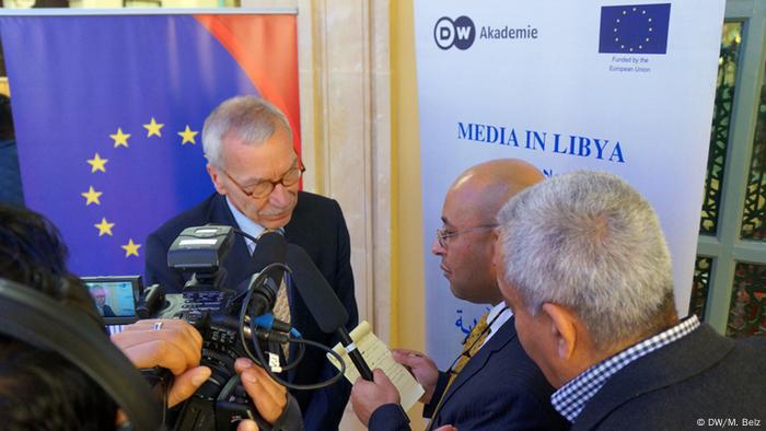 Christian Much, Germany's ambassador in Tripoli, together with Libyan media representatives (photo: Martin Belz).