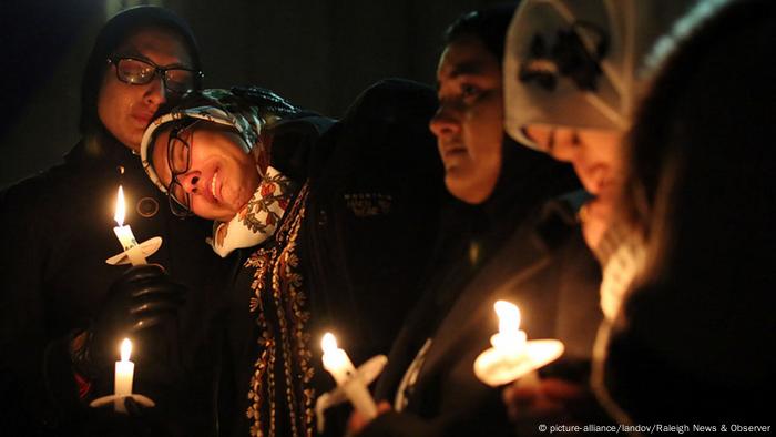 University students take part in a candlelight vigil for three students who were murdered in Chapel Hill, North Carolina (picture-alliance/landov/Raleigh News & Observer)