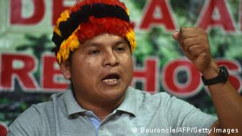 Carlos Sandi, Sprecher der Vereinigung der Ureinwohner des Amazonasgebietes, bei der PK in Lima (foto: Getty Images)