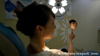 Eine vietnamesisch-amerikanische Patientin nach einer Basics-Operation in Seoul. (Foto: AFP)