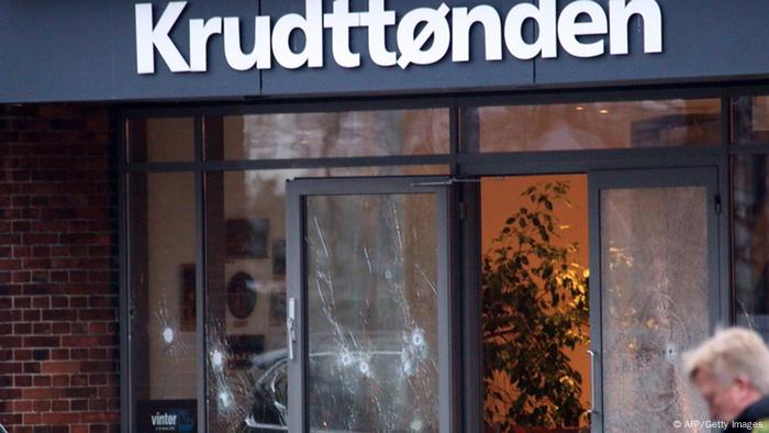 Dänemark Kopenhagen Das Schaufenster eines Gebäudes mit Einschusslöchern in der Glasfenstern