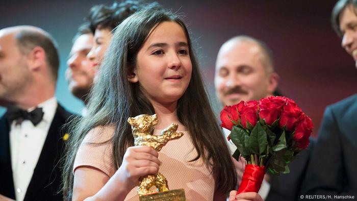 Die Nichte von Jafar Panahi mit dem Goldenen Bären der Berlinale 2015 (REUTERS/H. Hanschke)