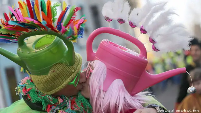 2 sich küssende Karnevalisten bei den Schull- und Veedelszöch in Köln 2015, Foto von Oliver Berg/dpa 