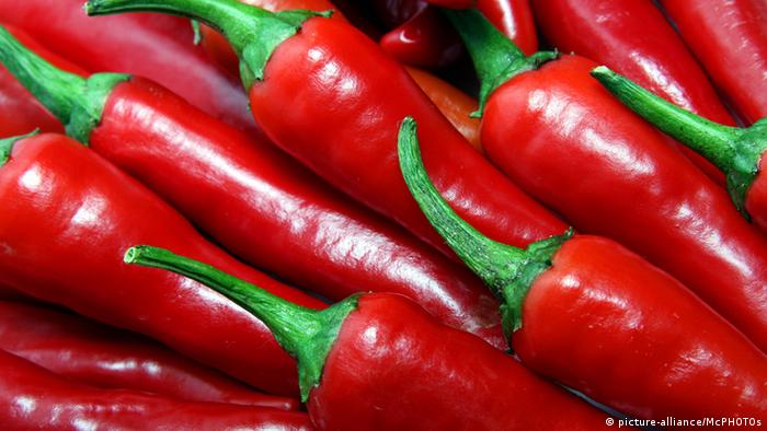 The compound capsaicin present in hot peppers contributes to weight loss, and also contributes to the digestive process.