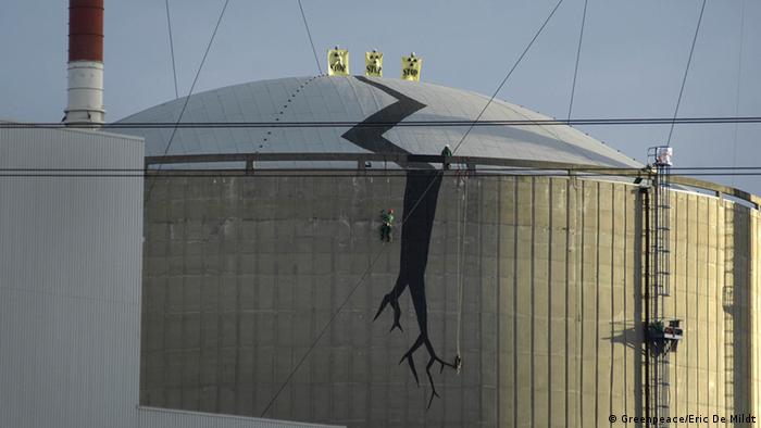 Auf die Reaktorhülle eines belgischen AKW haben Greenpeace-Aktivisten einen Riss gemalt (Foto: Greenpeace/Eric De Mildt)